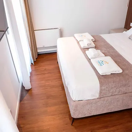 לינה וארוחת בוקר Tirone Luxury 3*