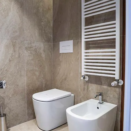 לינה וארוחת בוקר Tirone Luxury